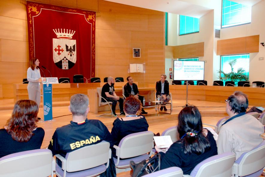 IIIer Encuentro de Comercio Urbano - Imagen vista general del salón de plenos del ayuntamiento de Alcobendas donde se celebra el evento, donde podemos ver a los conferenciantes.