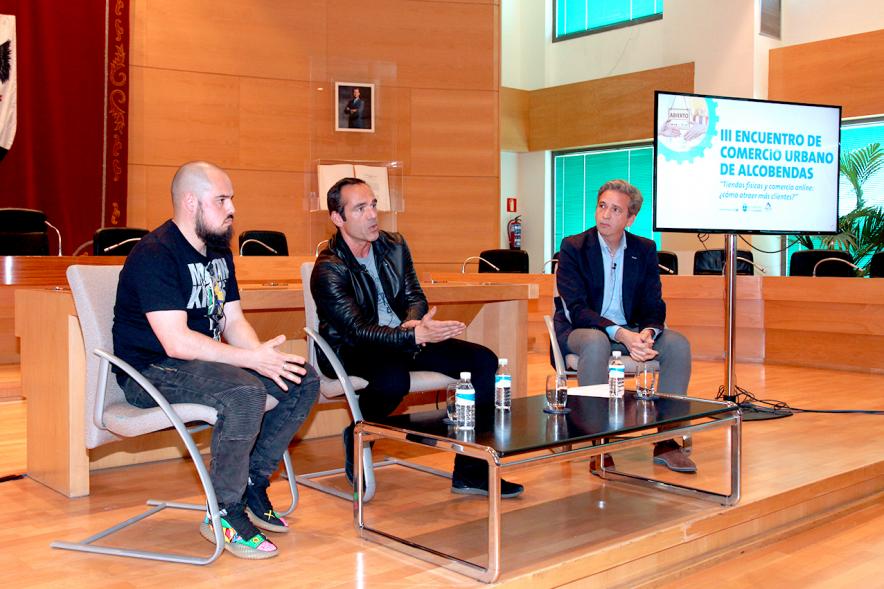 IIIer Encuentro de Comercio Urbano -  Imagen de la mesa de ponentes donde se encuentran tres conferenciantes.