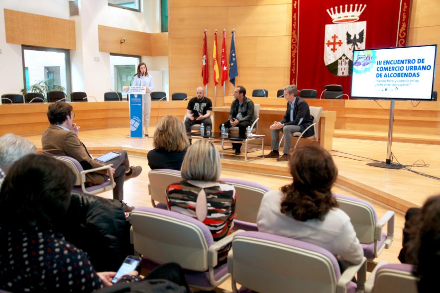 IIIer Encuentro de Comercio Urbano -  Imagen de la mesa de ponentes donde se encuentran tres conferenciantes.