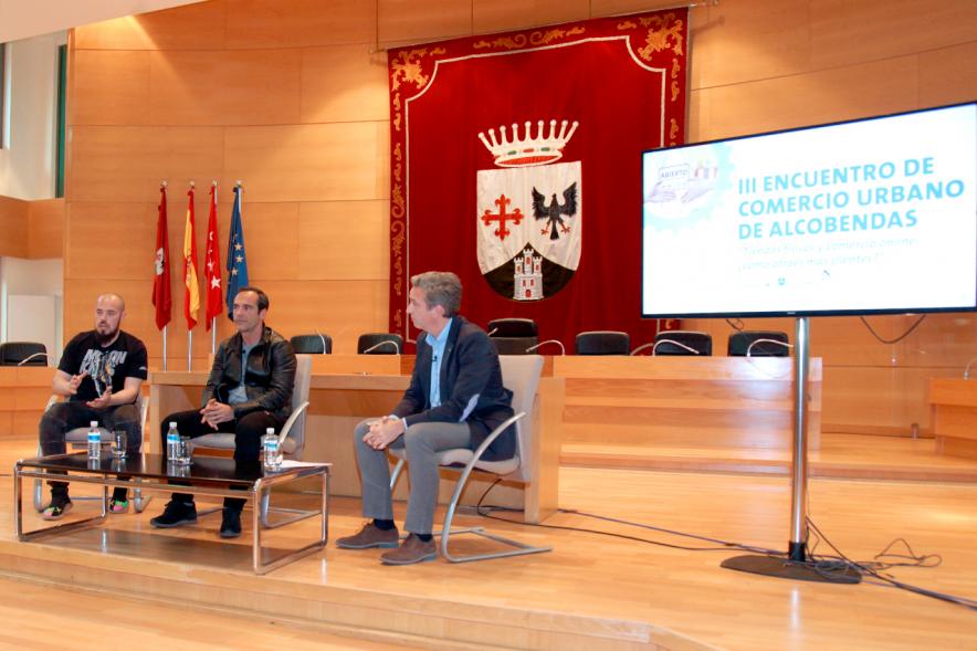 IIIer Encuentro de Comercio Urbano -  Imagen de la mesa de ponentes donde se encuentran tres conferenciantes.
