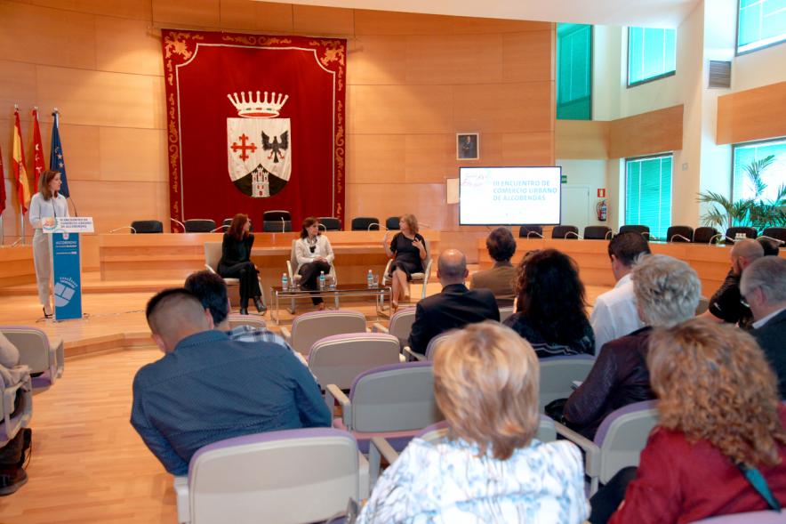 IIIer Encuentro de Comercio Urbano - Imagen de un momento de una de las conferenciantes dirigiéndose al público asistente.