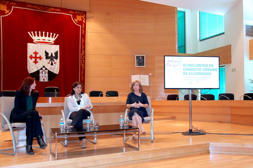 IIIer Encuentro de Comercio Urbano - Imagen de la mesa de ponentes donde se encuentran tres conferenciantes.