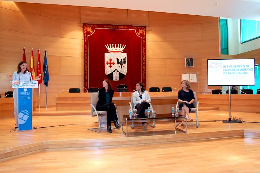 IIIer Encuentro de Comercio Urbano - Imagen de un momento de una de las conferenciantes dirigiéndose al público asistente.
