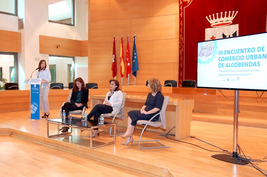IIIer Encuentro de Comercio Urbano - Imagen vista general del salón de plenos del ayuntamiento de Alcobendas donde se celebra el evento, donde podemos ver a las conferenciantes.