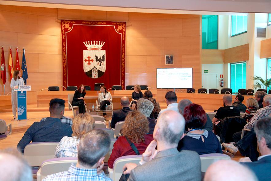 IIIer Encuentro de Comercio Urbano - Imagen lejana de un momento de una de las conferenciantes dirigiéndose al público asistente.