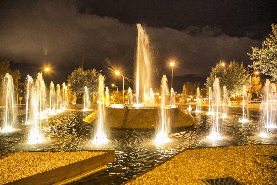 Iluminación de Fuente por la Marcha Mundial por la Endiometrosis - Imagen de la fuente iluminada desde un determinado punto.