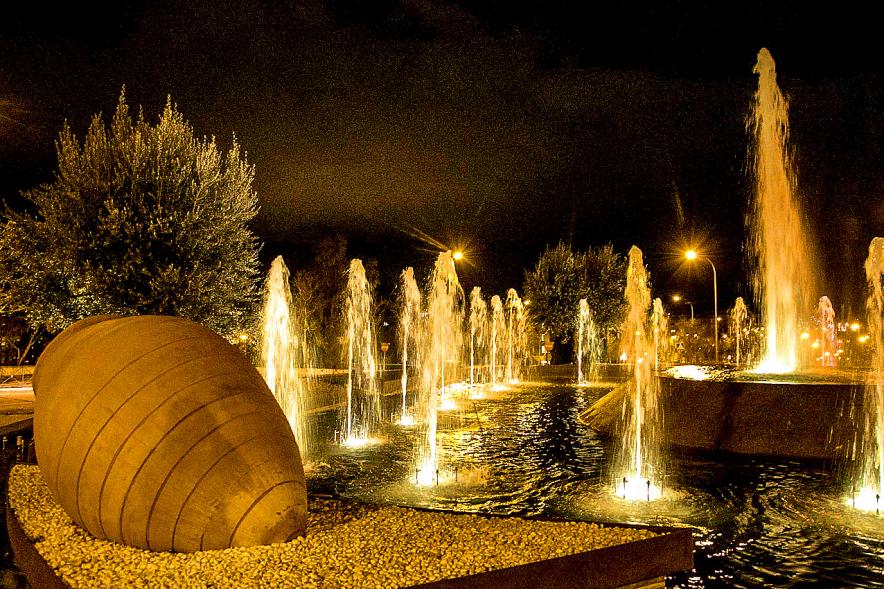 Iluminación de Fuente por la Marcha Mundial por la Endiometrosis - Imagen de la fuente iluminada desde un determinado punto.de la iluminación de la fuente.