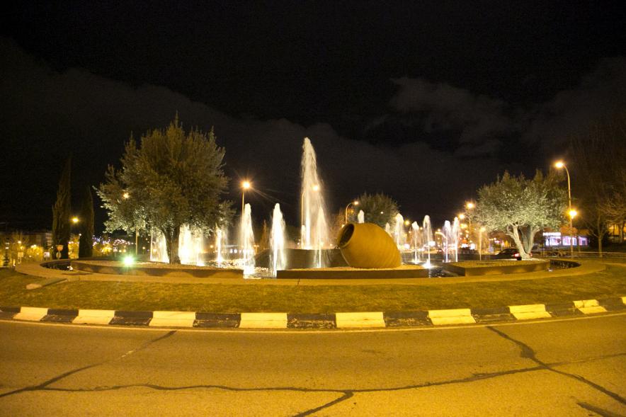 Iluminación de Fuente por la Marcha Mundial por la Endiometrosis - Imagen de la fuente iluminada desde un determinado punto.de la iluminación de la fuente.