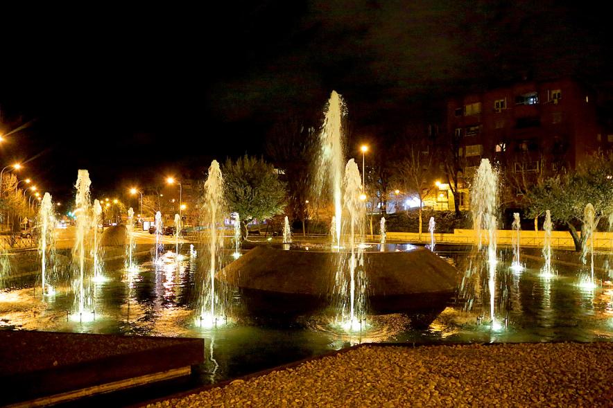 Iluminación de Fuente por la Marcha Mundial por la Endiometrosis - Imagen de la fuente iluminada desde un determinado punto.