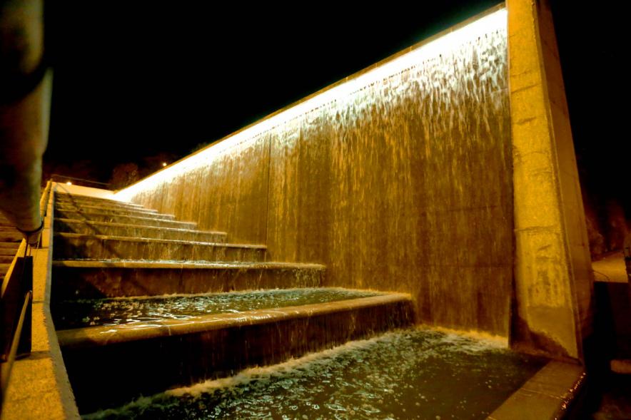 Agua cayendo por la fuente