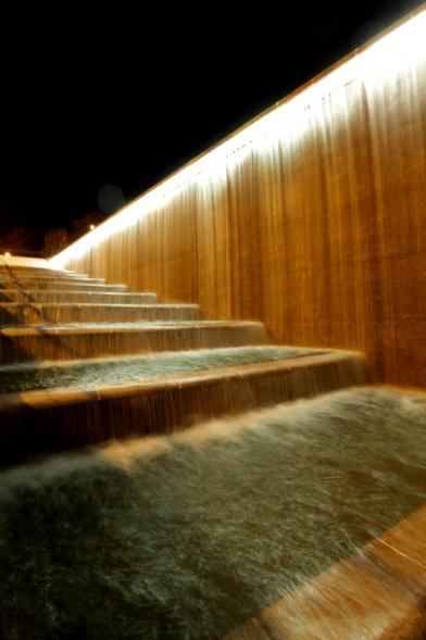 Toma lateral del agua cayendo por la fuente