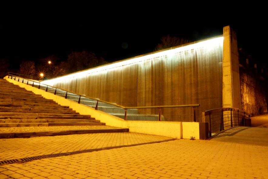 Vista general de la fuente iluminada