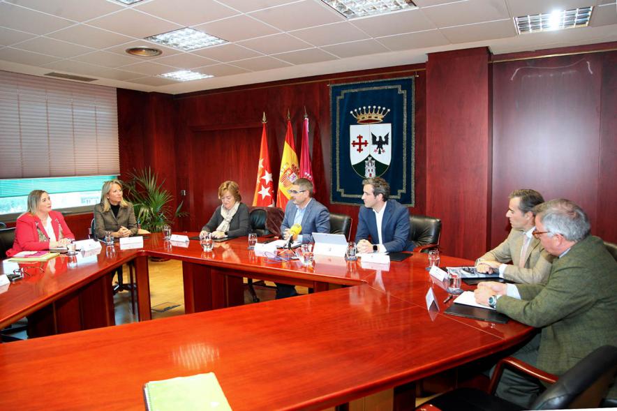 Firmantes charlan durante el encuentro