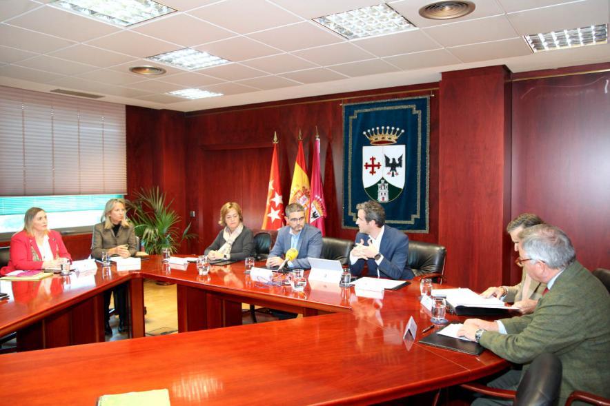 Representantes de cada una de las partes en la firma del acuerdo