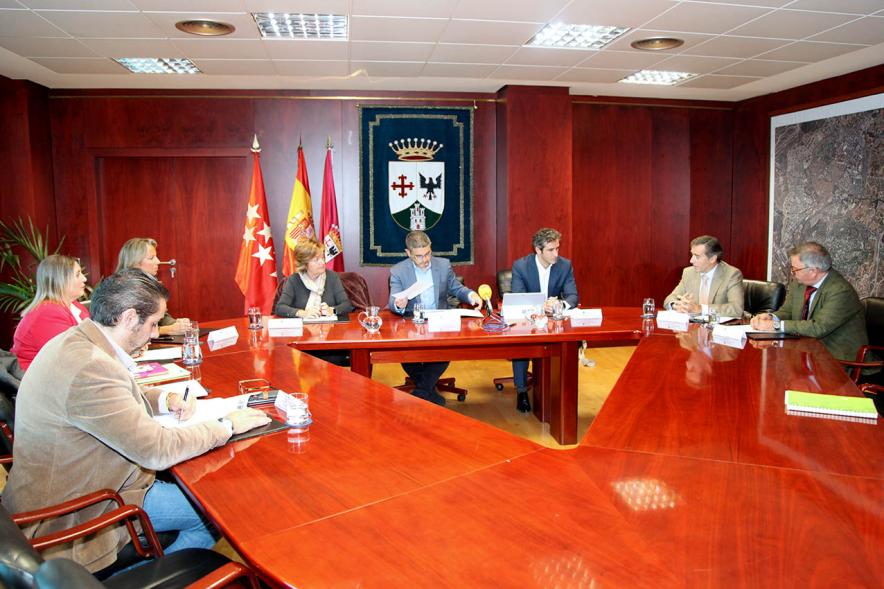 Representantes de cada una de las partes en la firma del acuerdo