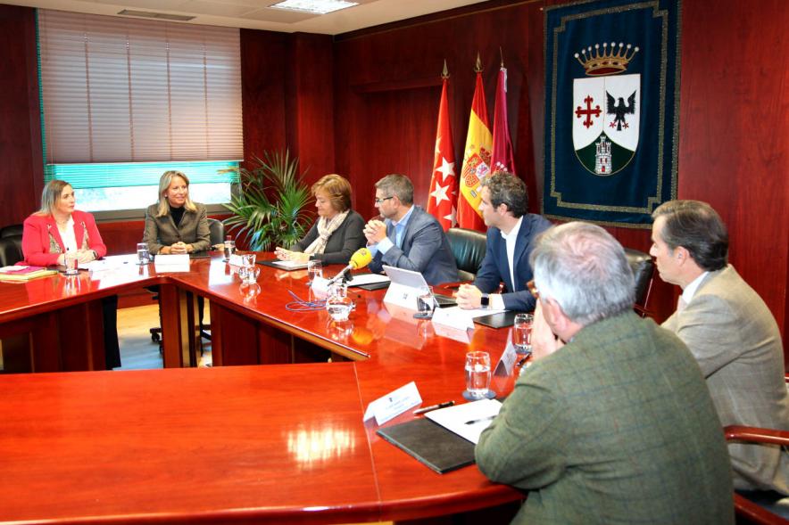 Firmantes charlan durante el encuentro