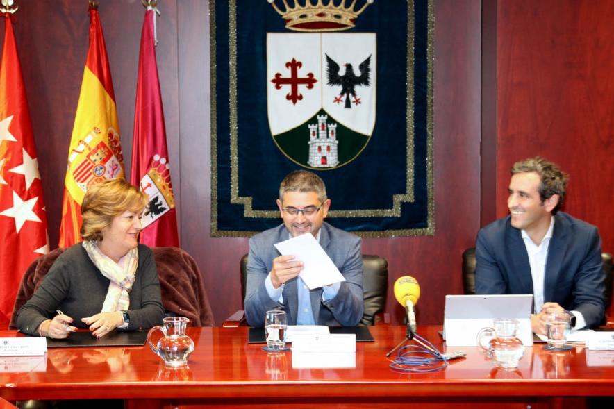 Alcalde abriendo un sobre