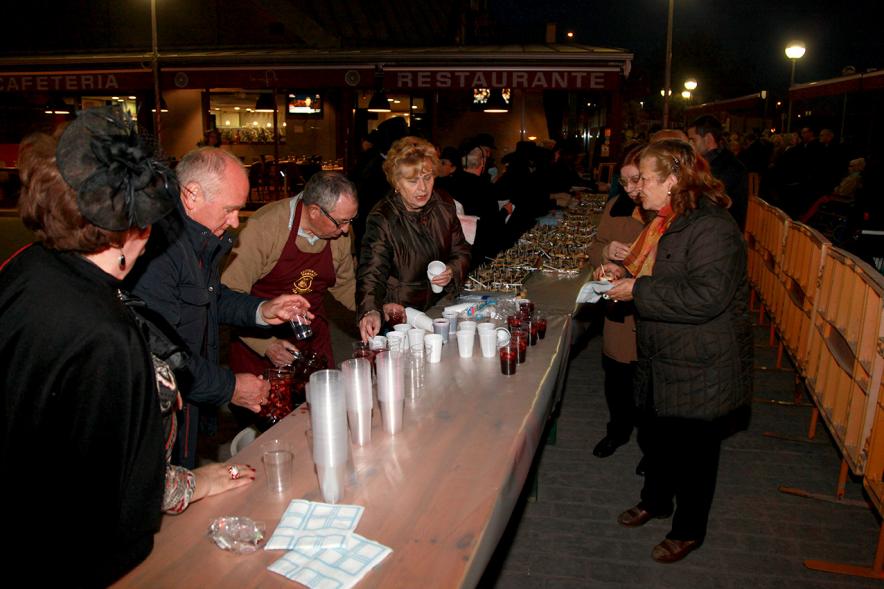 Entierro de la Sardina 2017 - Los participantes comiendo.