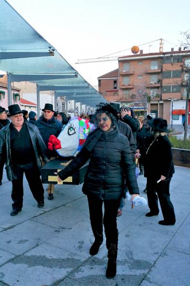 Cortejo fúnebre por las calles del municipio.