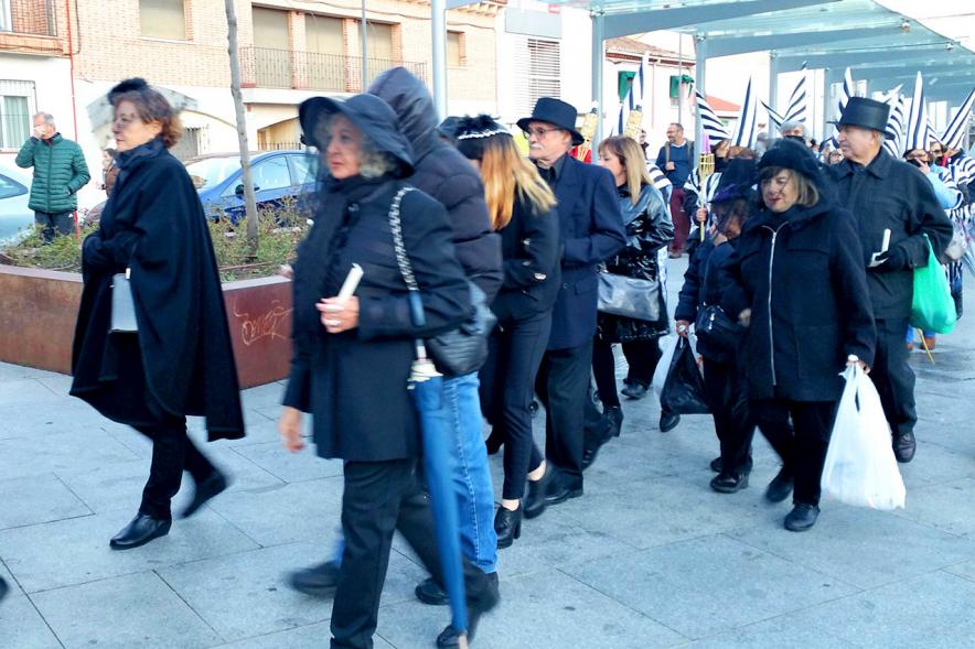 Cortejo fúnebre por las calles del municipio.