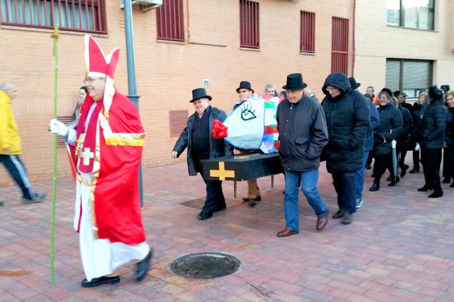 Cortejo fúnebre por las calles del municipio.