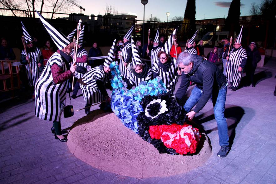Momento de la ceremonia del entierro de la sardina. 