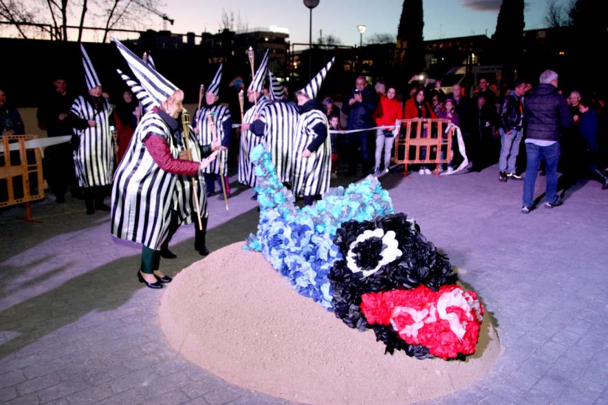 Momento de la ceremonia del entierro de la sardina. 