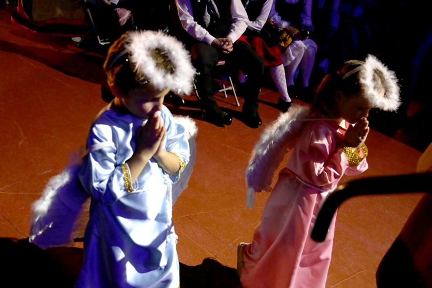 Entrecasas 2016 -  Dos niñas disfrazadas de ángeles.