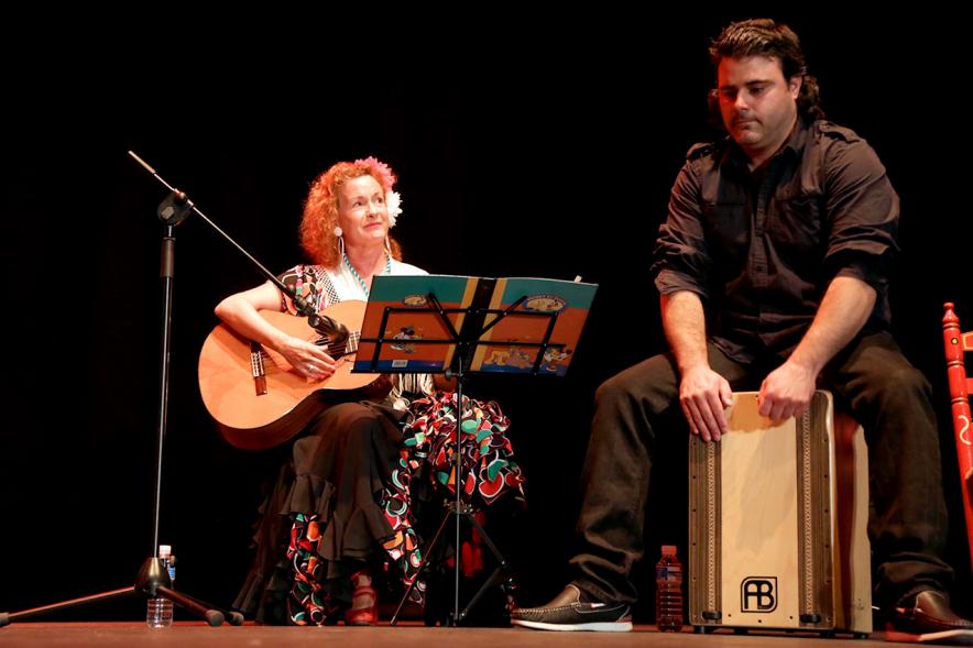 Entrecasas 2016 -   Una guitarrista y un cajonero.