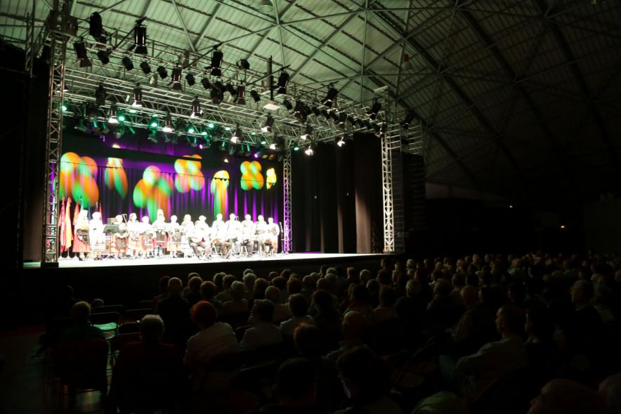 Entrecasas 2017 - Imagen lejana de agrupación musical actuando en el escenario.