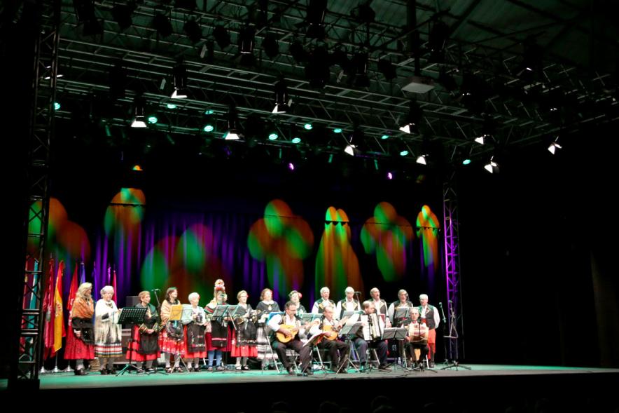 Entrecasas 2017 - Imagen lejana de agrupación musical actuando en el escenario.