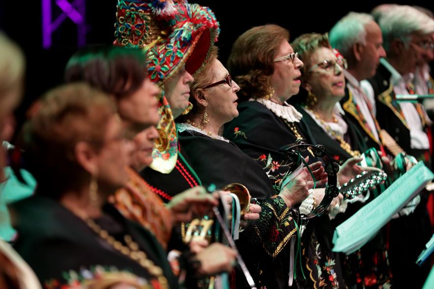 Entrecasas 2017 - Imagen de mujeres de la agrupación musical vestidas con el traje regional.