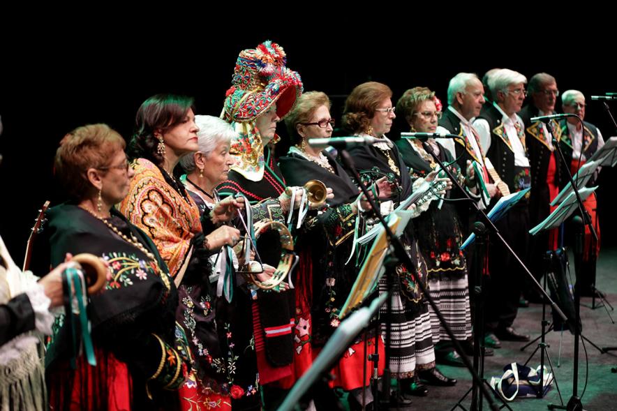 Entrecasas 2017 - Imagen de mujeres de la agrupación musical vestidas con el traje regional.