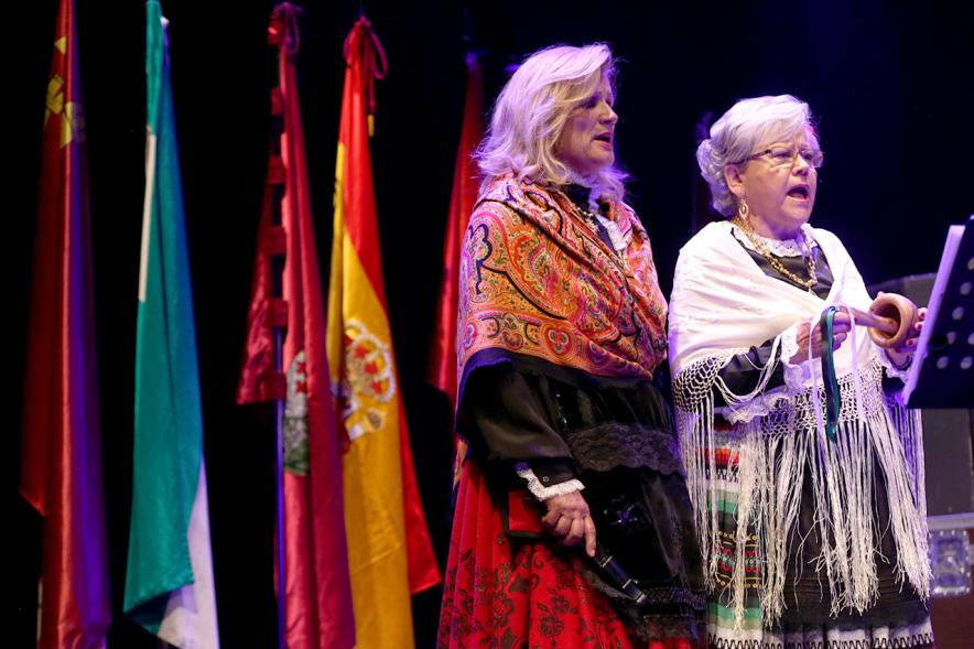 Entrecasas 2017 - Imagen de mujeres de la agrupación musical cantando y vestidas con el traje regional.