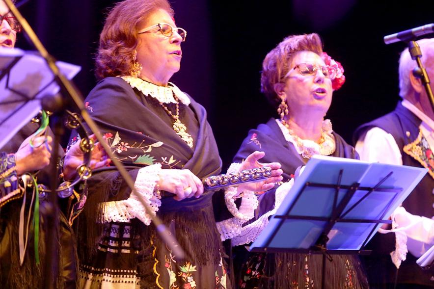 Entrecasas 2017 - Imagen de mujeres de la agrupación musical cantando y vestidas con el traje regional.