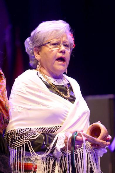 Entrecasas 2017 - Imagen de una  mujer de la agrupación musical cantando y vestida con el traje regional.