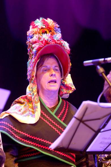 Entrecasas 2017 - Imagen de una  mujer de la agrupación musical cantando y vestida con el traje regional.