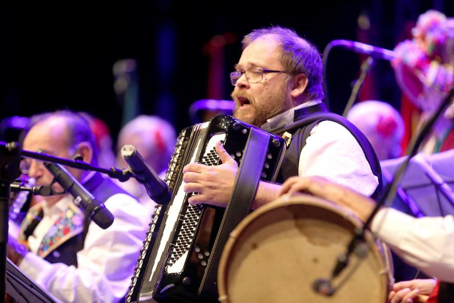 Entrecasas 2017 - Imagen de un hombre de la grupación musical tocando un instrumento musical y vestido con el traje regional.