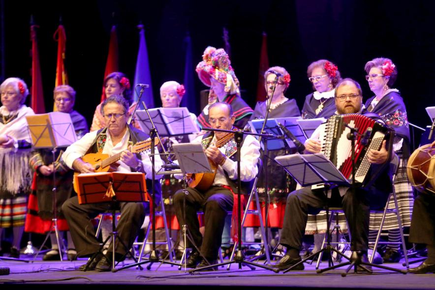 Entrecasas 2017 - Imagen de la agrupación musical actuando en el escenario.