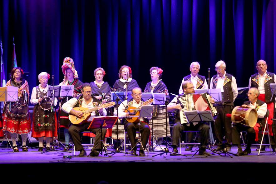 Entrecasas 2017 - Imagen de la agrupación musical actuando en el escenario.