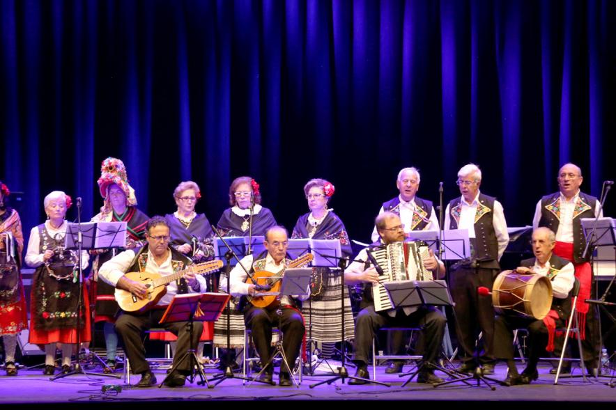 Entrecasas 2017 - Imagen de la agrupación musical actuando en el escenario.