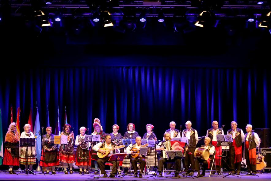 Entrecasas 2017 - Imagen lejana de agrupación musical actuando en el escenario.