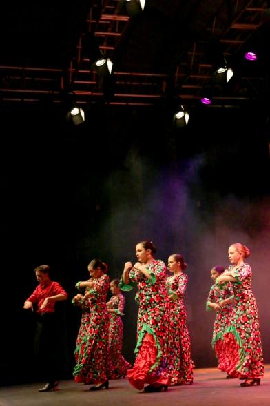 Entrecasas 2017 -Imagen de un grupo de baile andaluz en el escenario.