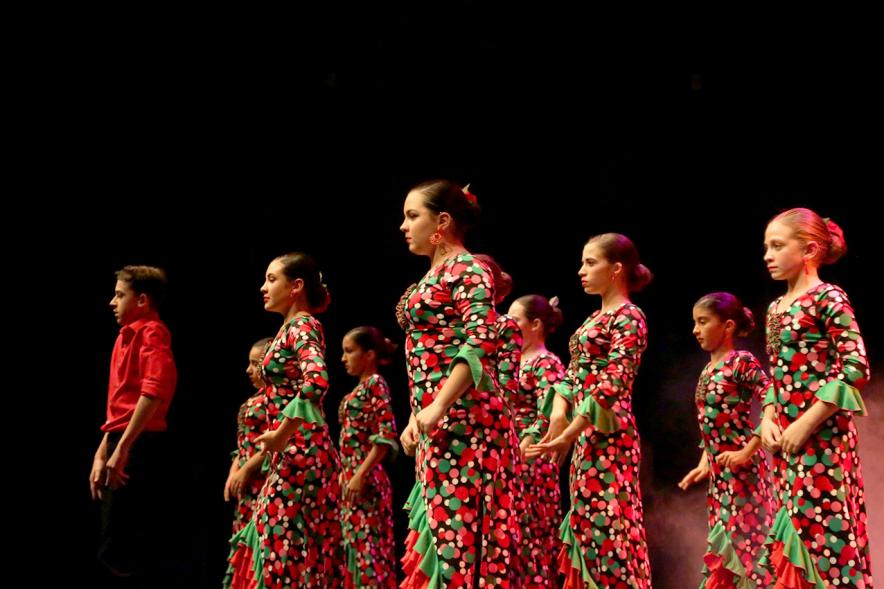 Entrecasas 2017 - Imagen de un grupo de baile andaluz en el escenario.