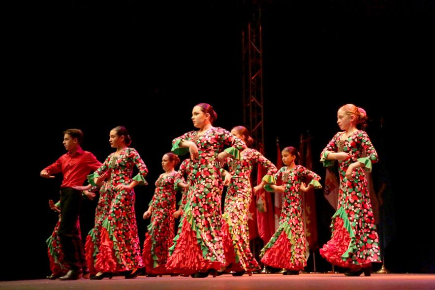 Entrecasas 2017 - Imagen de un grupo de baile andaluz en el escenario.