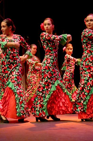 Entrecasas 2017 - Imagen de un grupo de baile andaluz en el escenario.