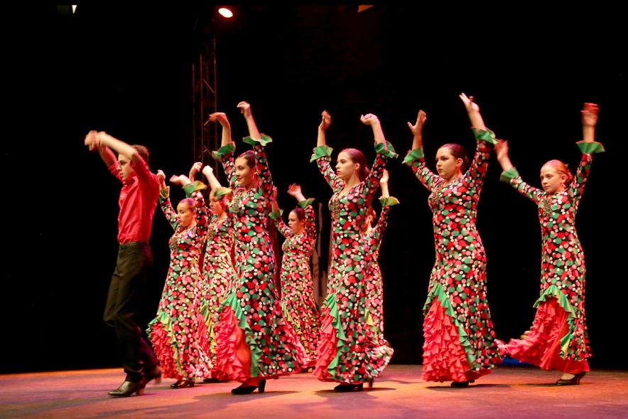 Entrecasas 2017 - Imagen de un grupo de baile andaluz en el escenario.