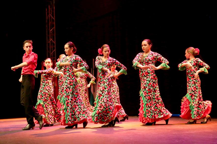 Entrecasas 2017 - Imagen de un grupo de baile andaluz en el escenario.