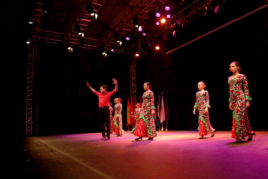 Entrecasas 2017 - Imagen de un grupo de baile andaluz en el escenario.