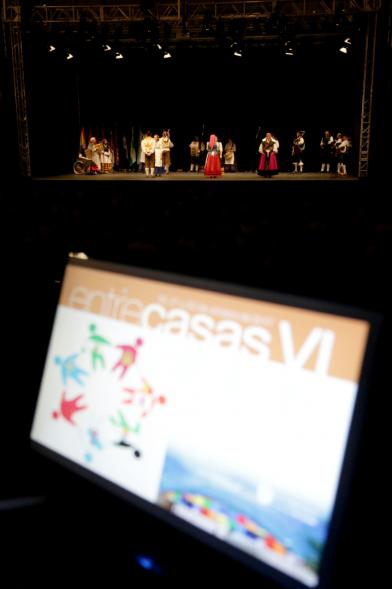 Entrecasas 2017 - Imagen lejana de agrupación musical actuando en el escenario y primer plano de una pantalla de ordenador.